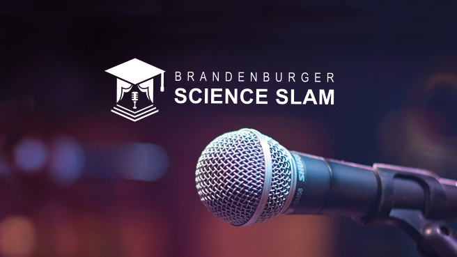 Logo Science Slam Brandenburg mit diffusem Licht und Handmikrophon im Vordergrund