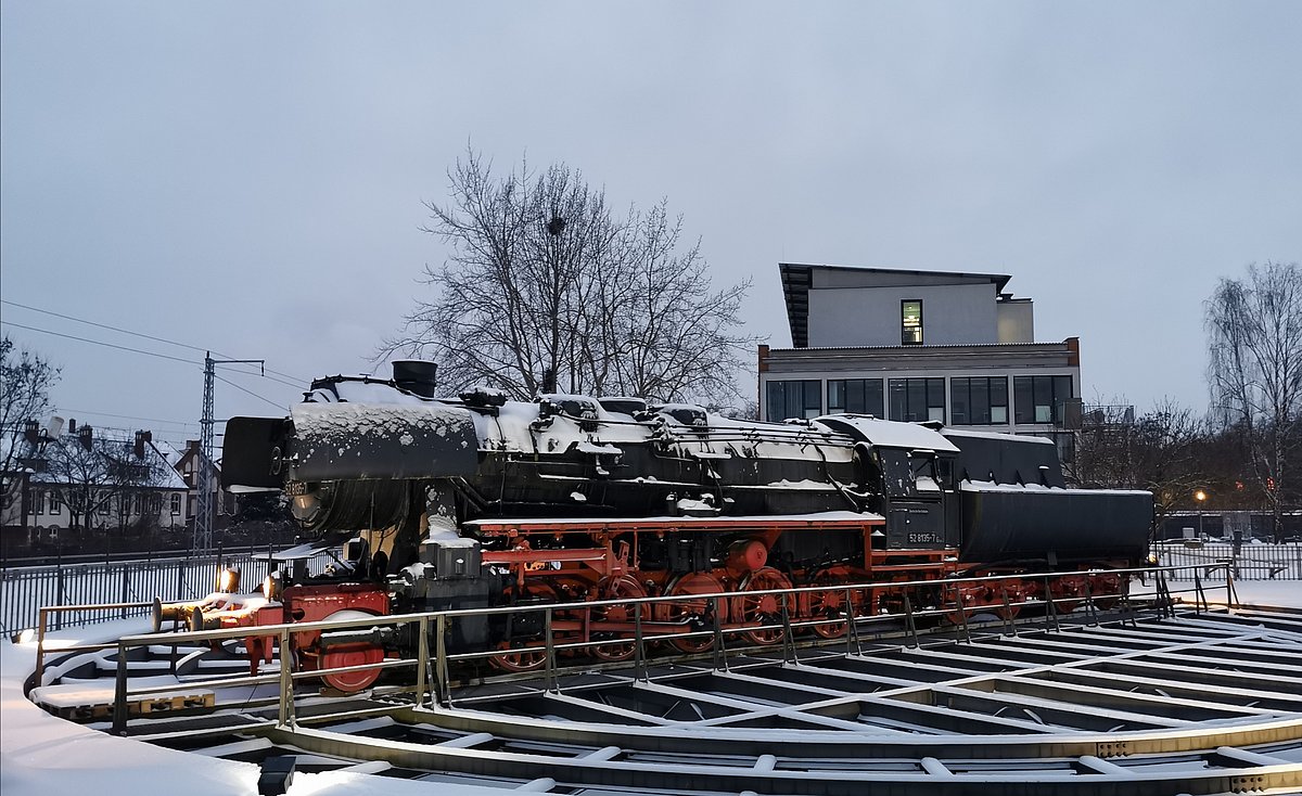Lokomotive mit Schnee bedeckt