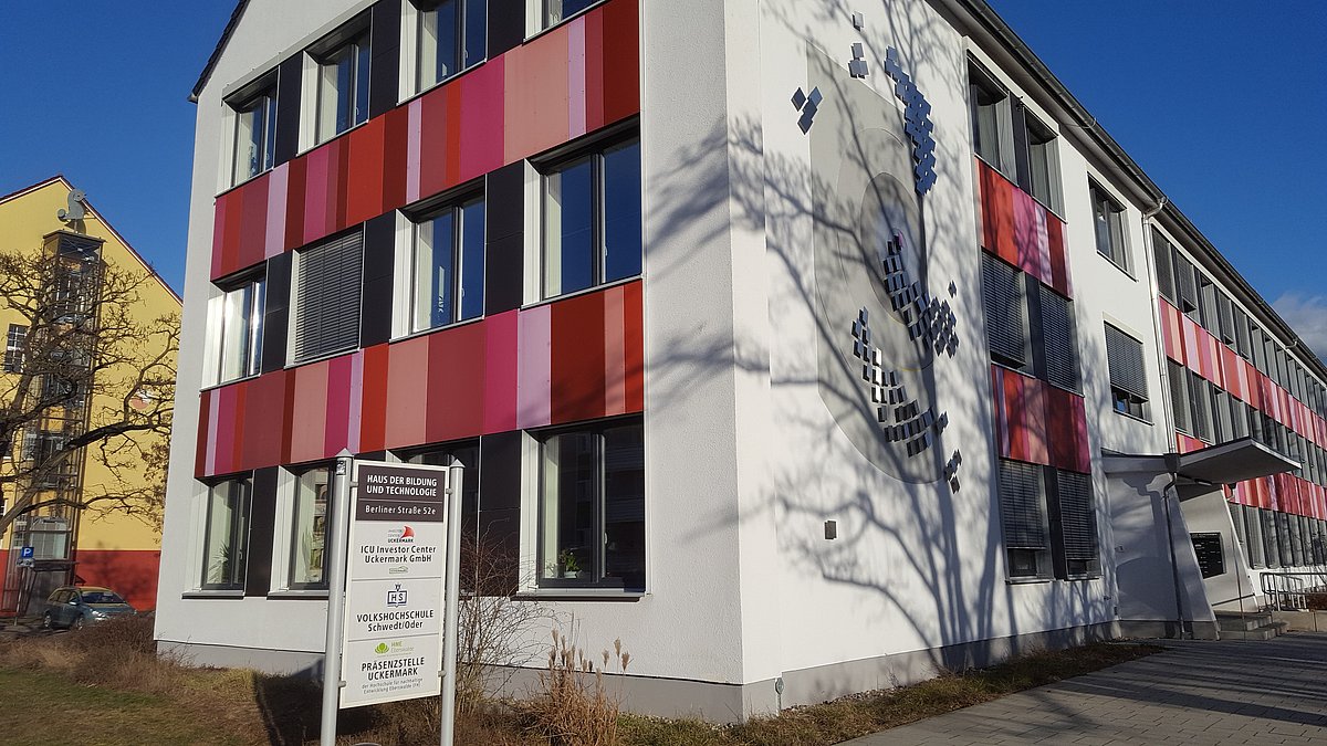 Außenansicht Haus der Technologie und Bildung in Schwedt/Oder als Sitz der Präsenzstelle Schwedt | Uckermark
