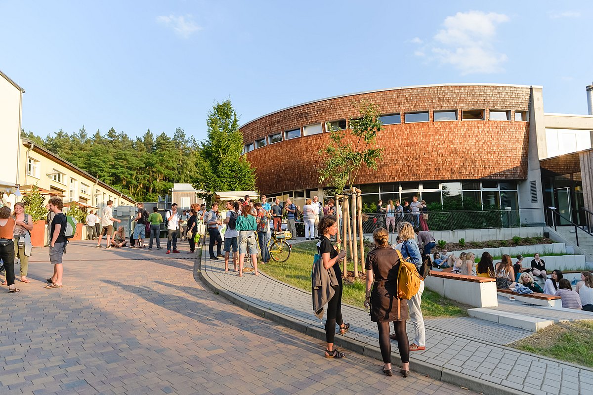 Studierende auf dem Waldcampus der Hochschule für Nachhaltige Entwicklung Eberswalde