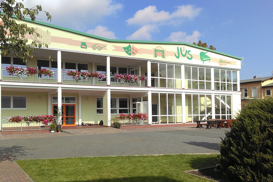 Hauptgebäude des Mosaik-Gymnasiums Oberhavel in Oranienburg mit Schulhof