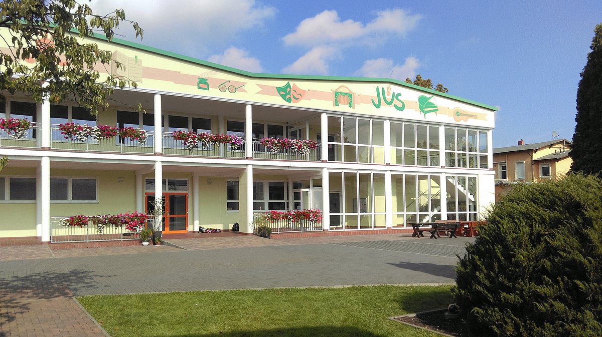 Hauptgebäude des Mosaik-Gymnasiums Oberhavel in Oranienburg mit Schulhof