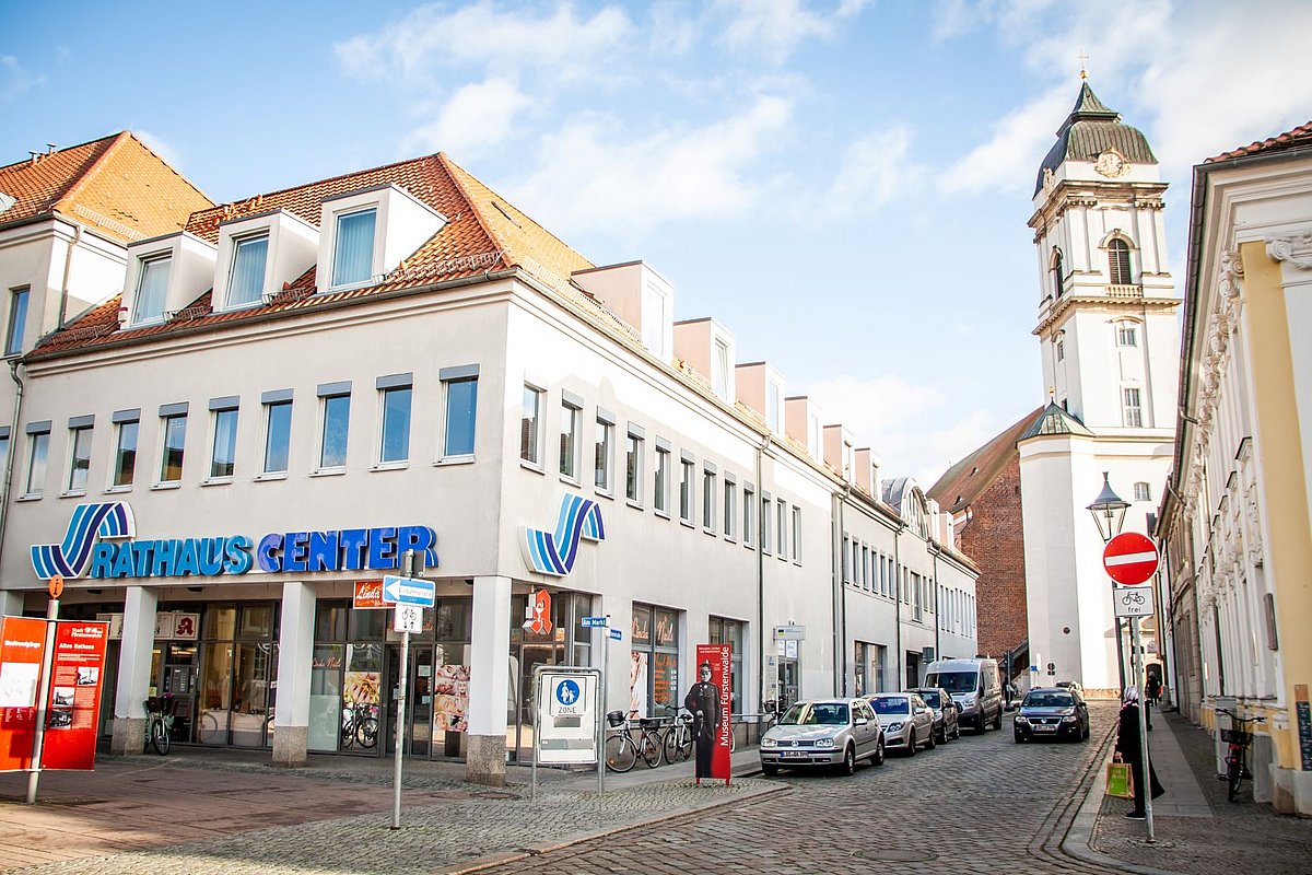 Außenansicht der Präsenzstelle Fürstenwalde am Markt der Stadt