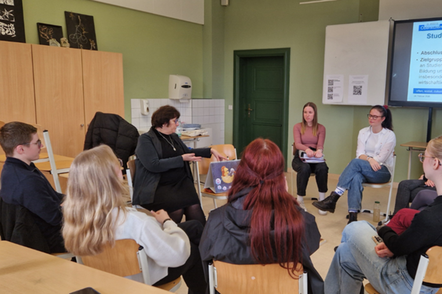 Angebot „Stipendien – nicht nur für EinserkandidatInnen“ von ArbeiterKind und der Stiftung Kjellberg zusammen mit Stipendiantin und Alumna des Gymnasiums, Saskia Eggerling (Foto: D. Franke-Sakuth)