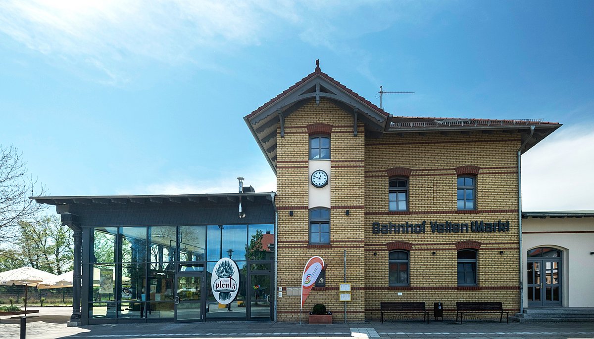 Außenansicht des Bahnhofgebäudes in Velten als Sitz der Präsenzstelle O-H-V | Velten