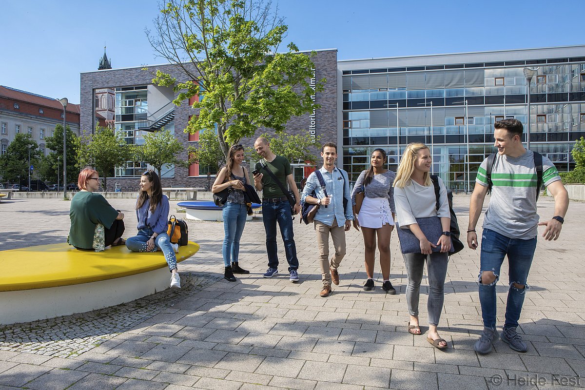 Studierende auf dem Campus