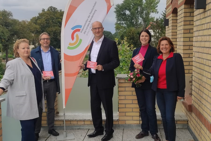 Besucher auf der Terrasse der Präsenzstelle