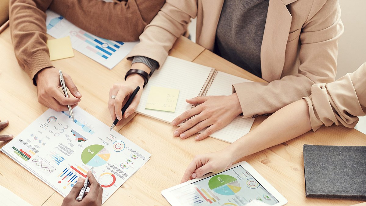 Gemeinsames Arbeiten in einer Besprechungssituation