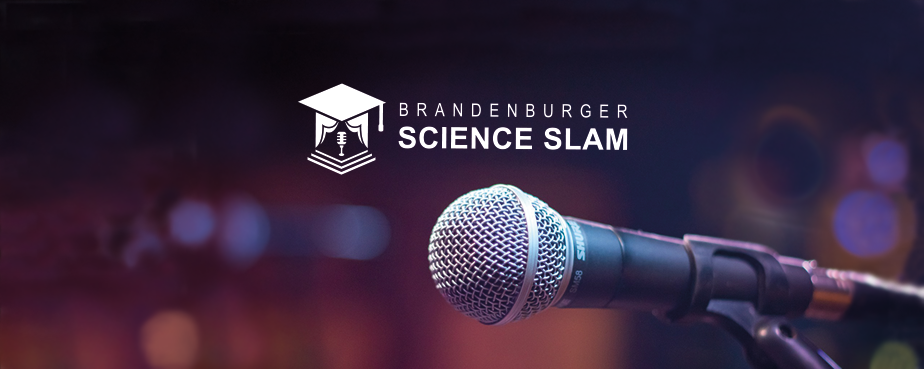 Logo Science Slam Brandenburg mit diffusem Licht und Handmikrophon im Vordergrund