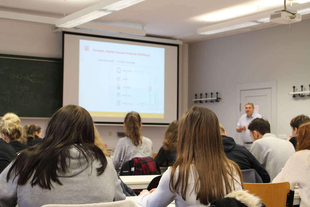 Studierende in einem Vortrag mit projizierter Präsentation