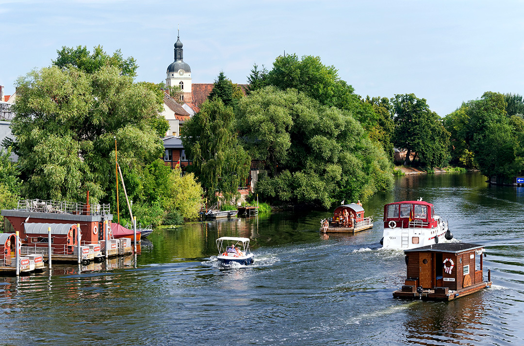 Floß und Boote auf dem Wasser