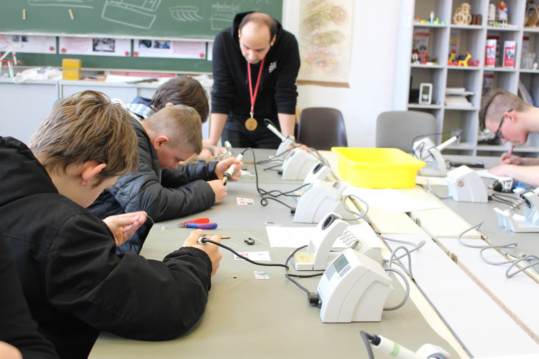 Schüler tüfteln im Labor